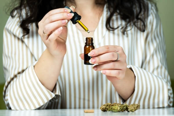 closeup-unrecognizable-woman-using-holding-medical-cannabis-oil-concept-herbal-alternative-medicine