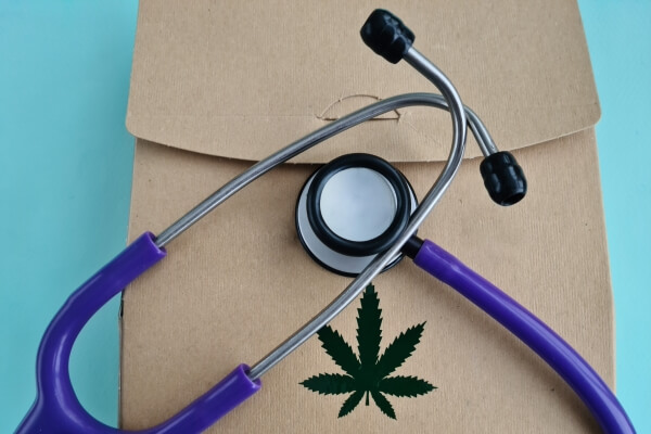 cannabis-sativa-green-leaf-packaging-with-stethoscope