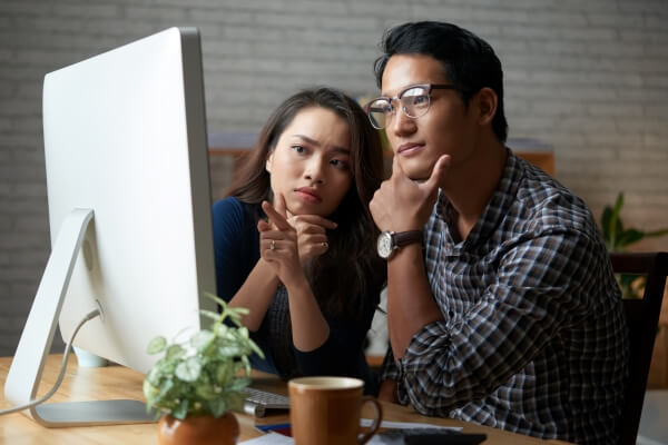 couple-spending-time-together-home-computer